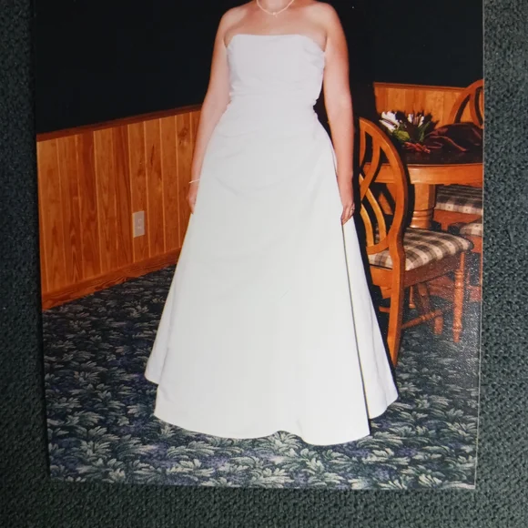 EUC David's Bridal strapless wedding dress by Michaelangelo - 14 - Picture 2 of 11